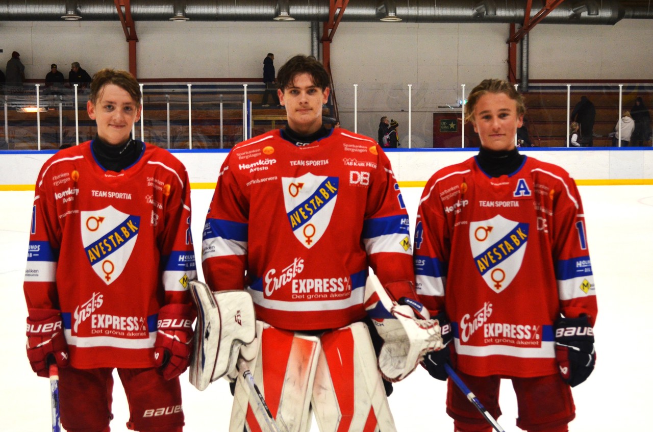 Glada efter vinsten var, från vänster: Hampus Björk, Rasmus Hellberg och Nileo Gabrielsson. Foto: Per Lindgren.