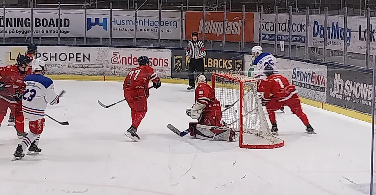 #23 Arwid Forsman och #25 Albin Engström låg bakom mycket i Avestas offensiva spel mot Falun. Foto: Olov Lindgren