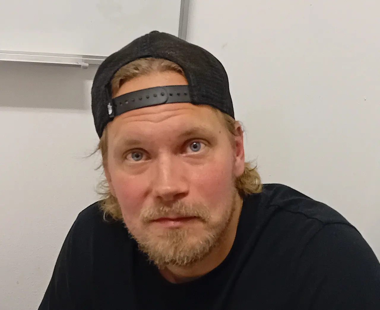 Avestas assisterande tränare Henrik Lantz vill se laget släpper loss mot Kumla. Foto: Per Lindgren.