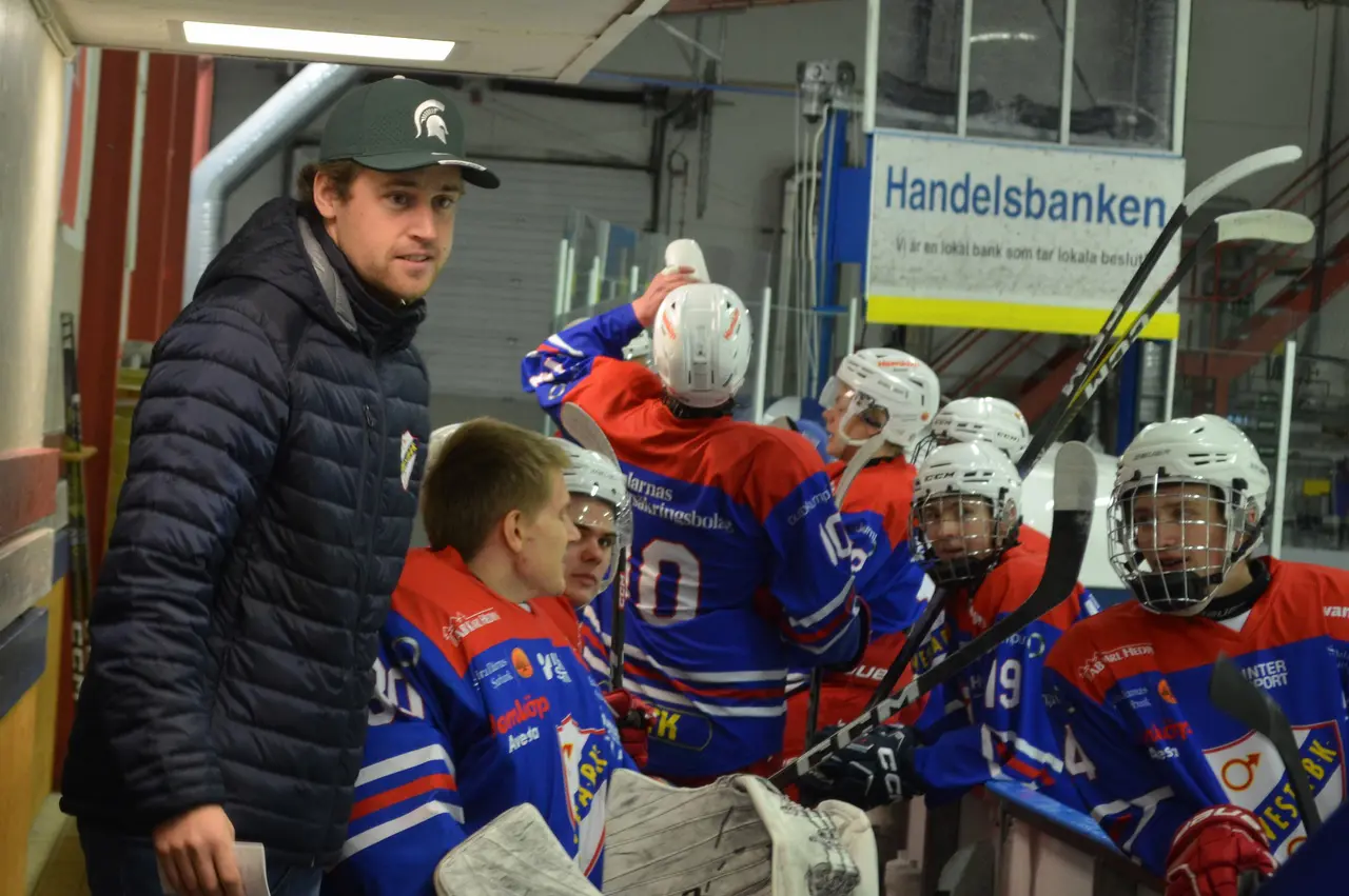 Tränaren Albin Hurtig var tillbaka efter under tio dagar besökt sin hockey spelande bror Viktor Hurtig i Michigan. FOTO: Per Lindgren