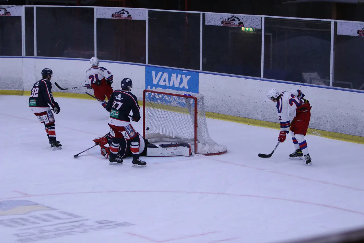Forwarden Hampus Mattsson ger Avesta ledningen med 2-0 i slutet av andra perioden. Sedan vände Skedvi/Säter till seger. Foto: Lena Hallström.
