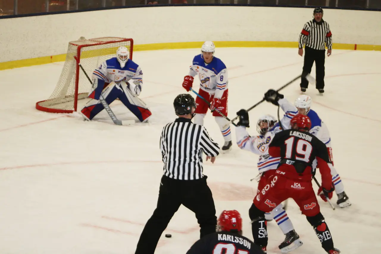 Lucas Johansson och #8 Filip Carlsson fick resa hem poänglösa från Smedjebacken. Foto: Björn Elf