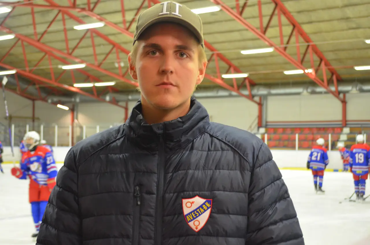 Joel Efraimsson brinner för hockeyn. Foto: Per Lindgren.