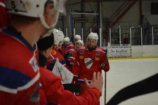 Avesta bjöd på ett målkalas i matchen mot Älvdalen. Här ses Johan Palola gratuleras av lagkamrater. FOTO: Per Lindgren