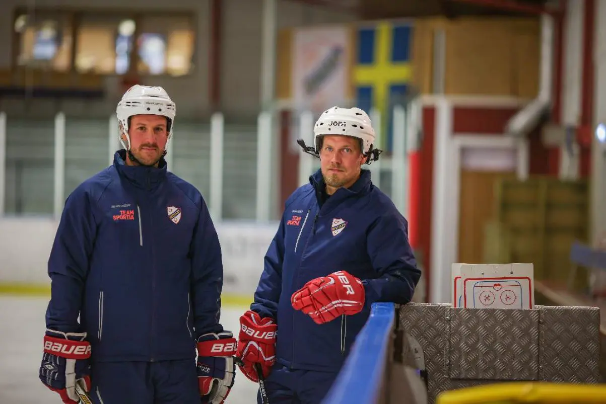 Avestas tränare Ola Nordin, vänster, och Henrik Lantz är förhoppningsfulla inför fredagens match mot Hofors HC. Foto: Sebastian Olander.