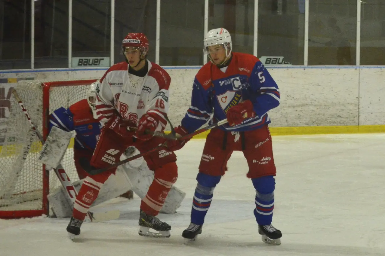 Backklippan Joel Hedin gjorde ett uppoffrande jobb då han täckte skott och dödade tid i boxplay. Foto: Per Lindgren