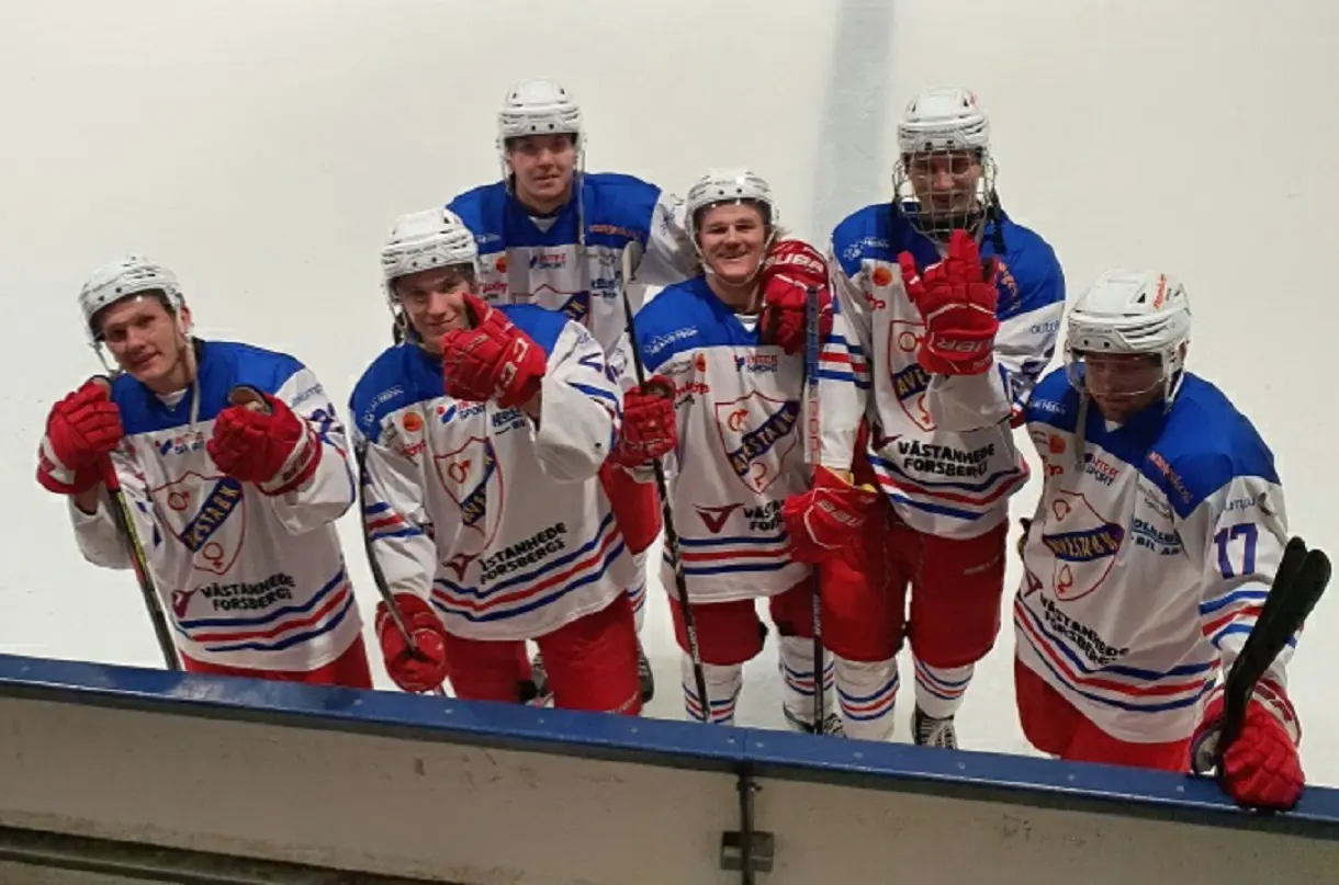 Sex glada målskyttar i Lugnets Ishall. Från vänster: Philip Andersson, Jakob Karlsson, Edvin Karlsson, Viggo Meerits, Hampus Mattsson, Tony Nyström Eriksson Foto: Mattias Andersson