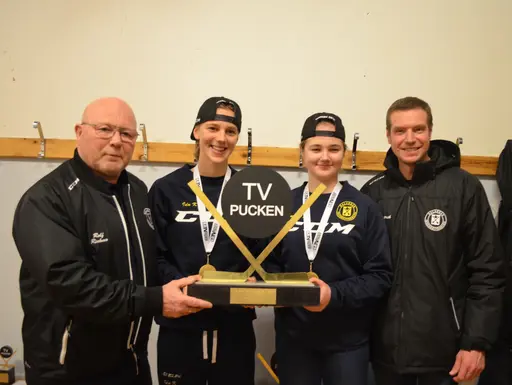 Glada TV-puck vinnare: Från vänster Dalarnas ishockey förbunds ordförande Rolf Rickmo, Ida Karlsson, Emmy Nordström-Åmark och Dalarnas assisterande tränare Patrik Persson. FOTO: Per Lindgren.