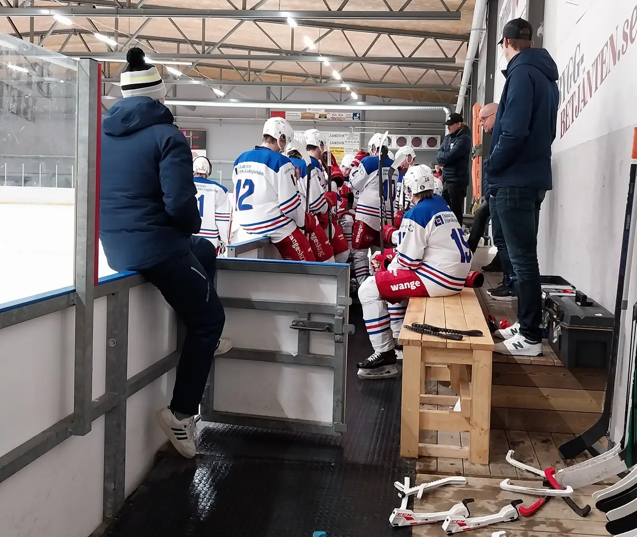Avesta tog en timeout i slutet av matchen men utan resultat. Foto: Olov Lindgren