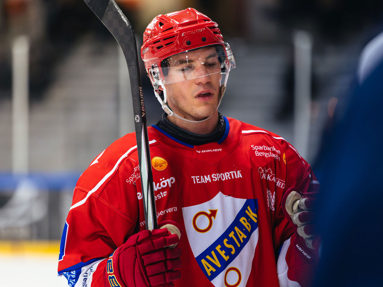 Forwarden Jakob Karlssons Avesta BK har satt sig i förarsätet mot Valbo. FOTO: Elias Berglund