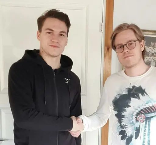 Jakob Karlsson (vänster) tillsammans med Mathias Sollander från Avesta BK:s sportgrupp. FOTO: Johan Söder.
