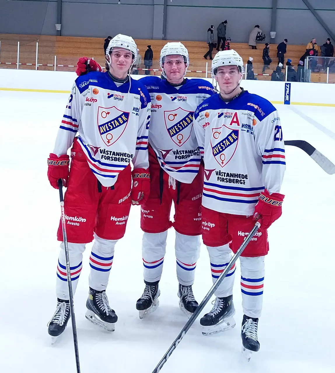 Avestas förstakedja med Hampus Mattsson, Malte Råberg och Jakob Karlsson stod för alla målen mot Guldsmedshyttan. Foto: Olov Lindgren