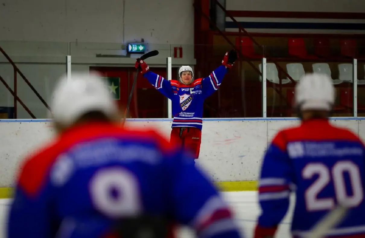 Oliver Ahlberg jublar efter avgjort matchen mot Skutskär med att göra 6-5. Foto: Sebastian Olander.