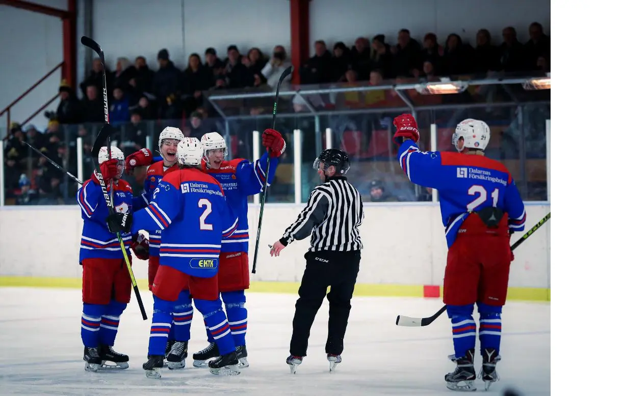Oliver Ahlberg jublar efter gett Avesta BK ledningen med 1-0. Foto: Sebastian Olander.