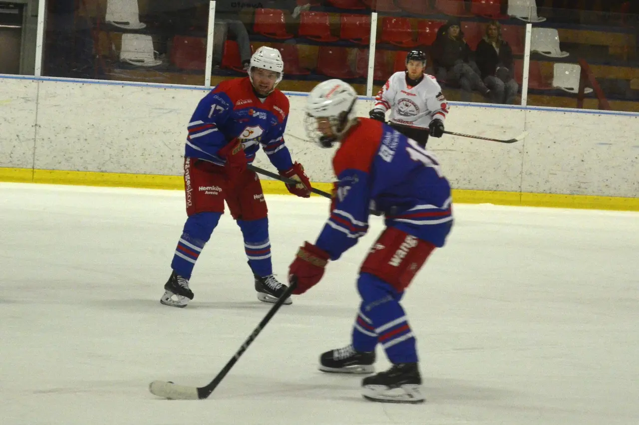 Tony Thelin, vänster, och Arwid Forsman gjorde en bra match mot Hallstahammar. Foto: Per Lindgren.