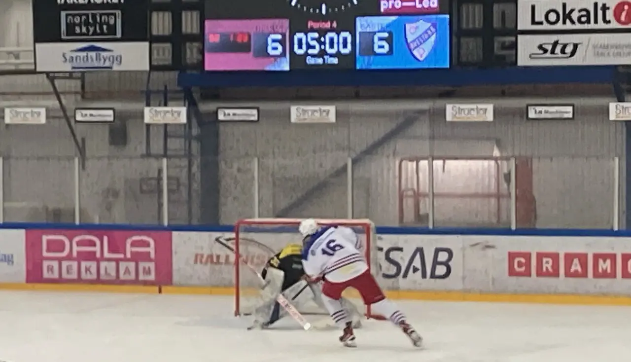 Villiam Lederuds snygga straffmål räckte tyvärr inte till för att Avesta BK skulle knipa bonuspoängen mot Kvarnsveden. Foto: Niklas Bergström