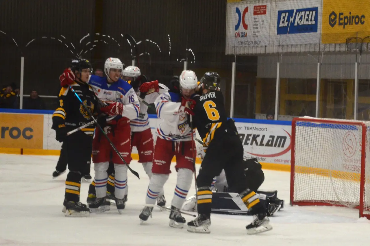 Avesta gjorde en bra match mot Fagersta, men fick ge sig i den tredje perioden. Foto: Per Lindgren.