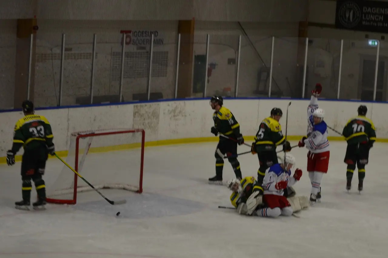 Martin Hällströmer på knä jublar efter sitt mål som betydde ledning 1-4. Foto: Per Lindgren.