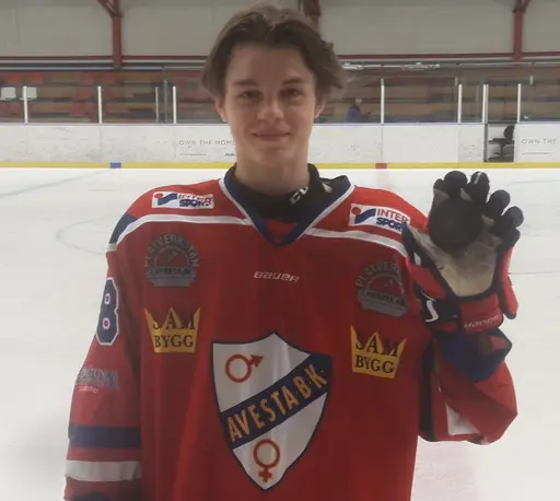 Melvin Könönen med pucken som betydde hans första mål i A-laget. FOTO: Olov Lindgren.