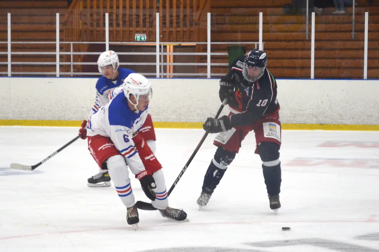 Filip Carlsson gjorde en mycket habil match i fredagens träningsmatch mot SkedviSäters IF. Foto: Per Lindgren..