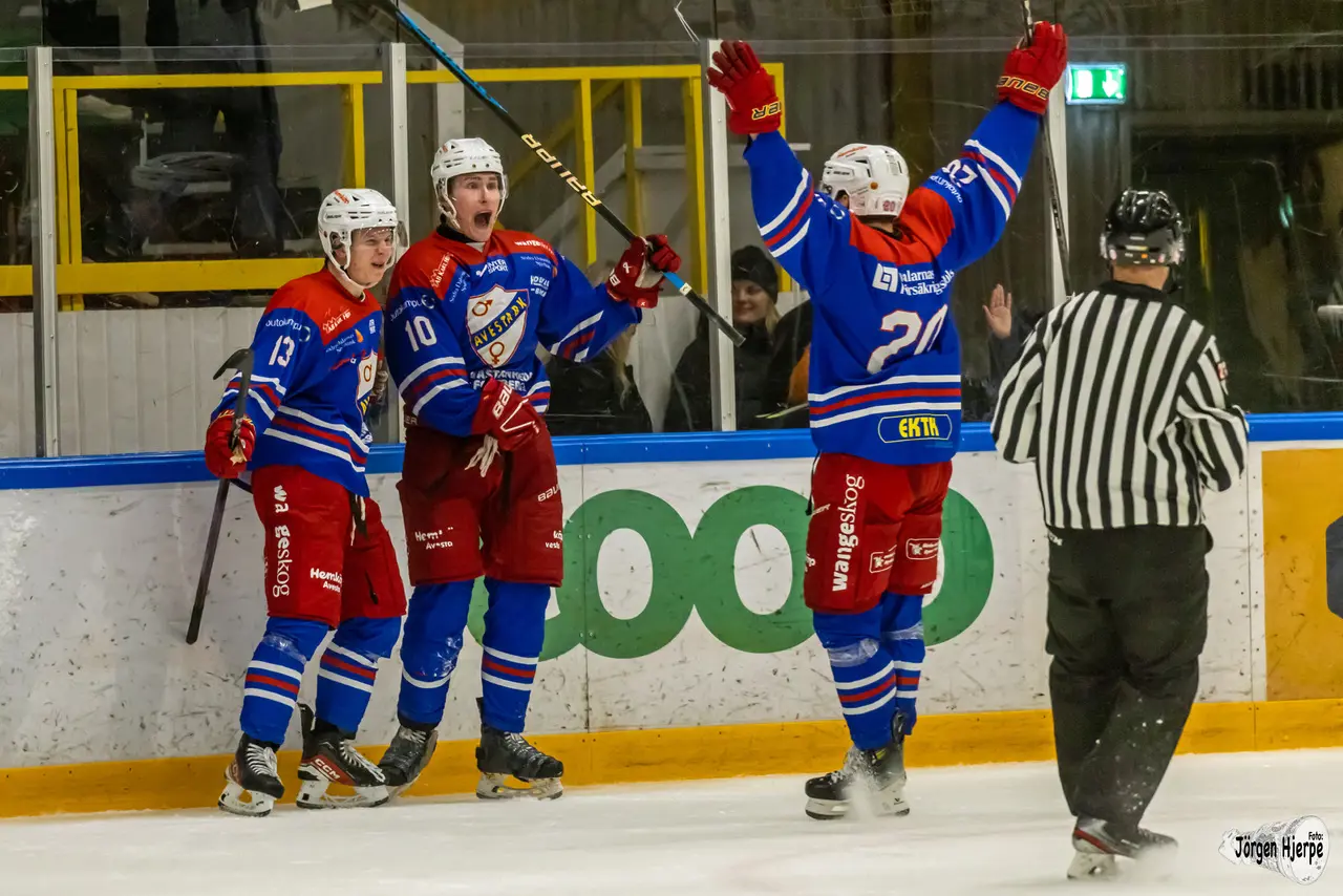 Malte Råberg, tillsammans med Simon Nyhlén Persson och Jakob Karlsson, jublar efter målet som betydde 3-4. Foto: Jörgen Hjerpe.