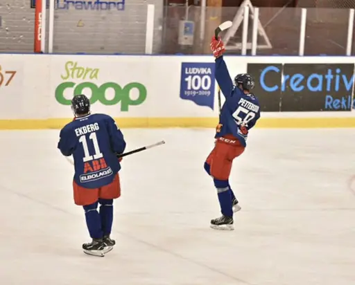Ludvikas Alexander Ekberg tillsammans med Linus Pettersson firar ett av lagets 93 mål denna säsong. FOTO: Privat.