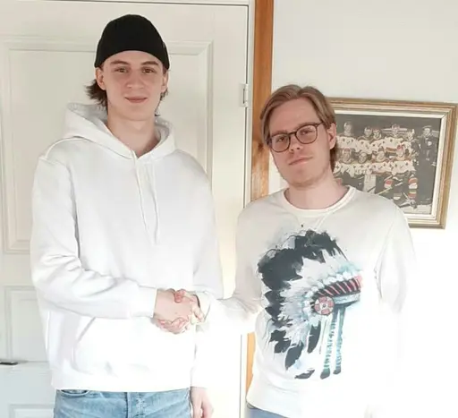 Hampus Mattsson (vänster) tillsammans med Mathias Sollander, från Avesta BK:s sportgrupp. FOTO: Johan Söder.