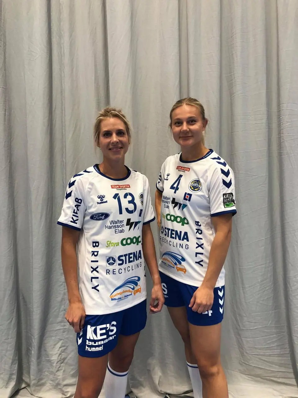 Våra två nyförvärv Veronica & Louise i nya matchställ från Hummel