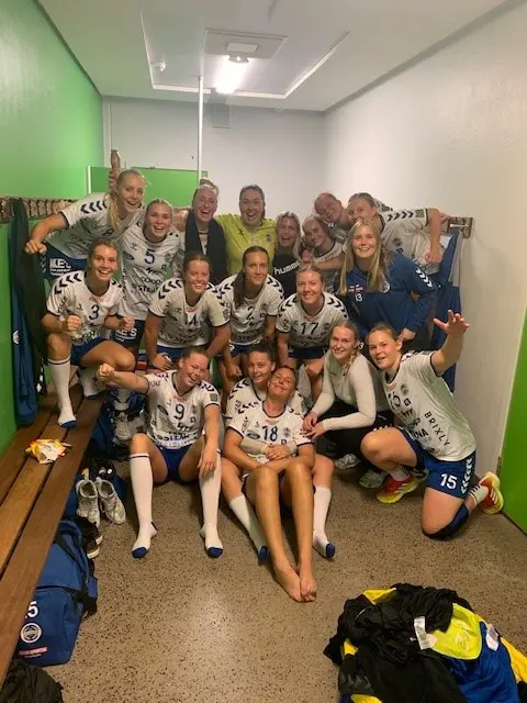 Glada tjejer efter segern mot Kungälv