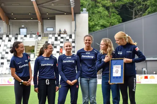 Uppifrån/vänster: Bianca Salming, Habtom Asgede, Jesper Ahlin, Yolanda Ngarambe, Moa Granat, samt delar av det bästa damlaget på SM. Foto: Deca och Lovisa Hedlund