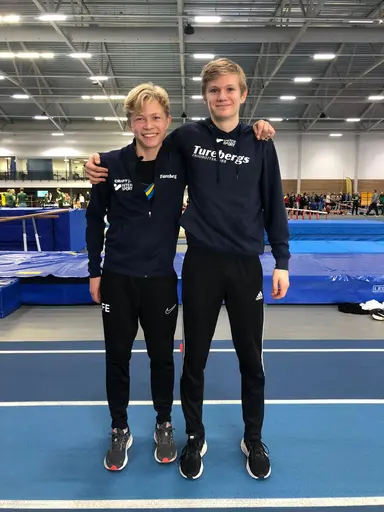 Överst vä: Laddade 13-killar. Överst mitt: Inför final P14 60 häck. Överst hö: Elin Aneby klubbrekord vikt. Nederst vä: F14-tjejer. Nederst mitt: Stafettlag P13. Nederst hö: stafettlag F13.