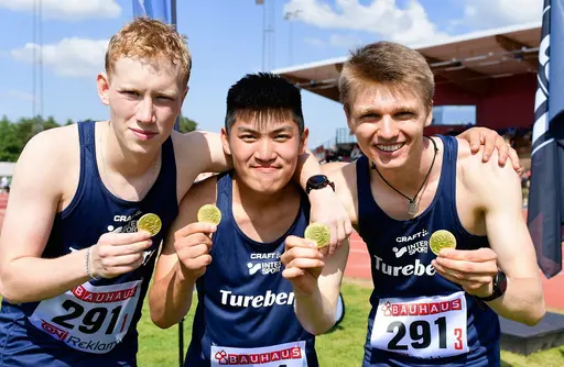 Uppifrån vänster: P17-laget 3x800, F15-tjejerna på 3x800, Bronslaget på 4x400, M22 3x800, Segrarlaget i F19 4x100 och M25-laget på 3x800. Foton: Deca 
