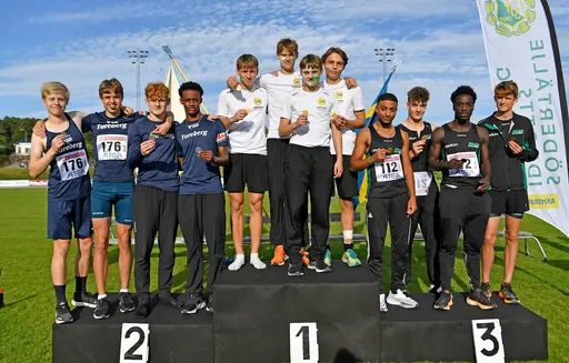 De festa bilderna från Deca Text & Bild. På bilderna ser ni F17, M 4 x 800m, P17, M22 samt P15