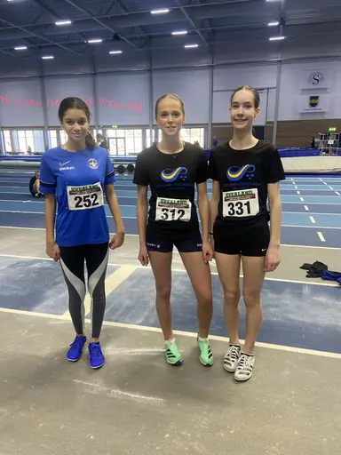 Överst vä: Laddade 13-killar. Överst mitt: Inför final P14 60 häck. Överst hö: Elin Aneby klubbrekord vikt. Nederst vä: F14-tjejer. Nederst mitt: Stafettlag P13. Nederst hö: stafettlag F13.