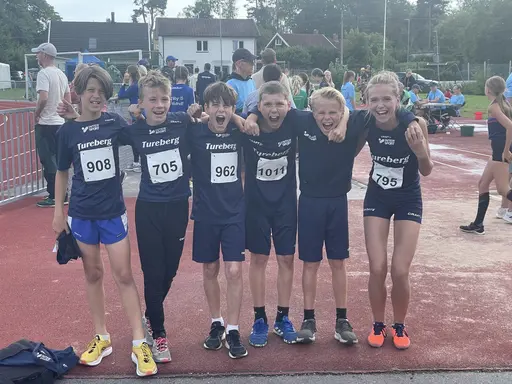 Ovan vä: Elise Wiklund i stav. Ovan mitt: Glatt 12-gäng. Ovan hö: Tudor Tocca samlar medaljer. Nedan vä: P13 tapetserar pallen i kula Nedan hö: Samuel Petersen & Love Ahlepil dominerar på medeldistans