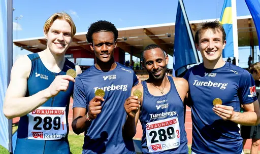 Uppifrån vänster: P17-laget 3x800, F15-tjejerna på 3x800, Bronslaget på 4x400, M22 3x800, Segrarlaget i F19 4x100 och M25-laget på 3x800. Foton: Deca 