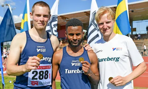 Uppifrån vänster: P17-laget 3x800, F15-tjejerna på 3x800, Bronslaget på 4x400, M22 3x800, Segrarlaget i F19 4x100 och M25-laget på 3x800. Foton: Deca 