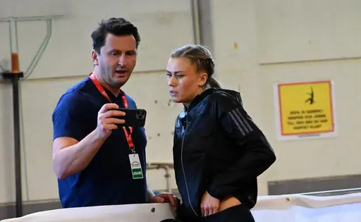 Hanna, Bianca, Tränare Vlado och Emil x 2. Bilder från Deca Text & Bild