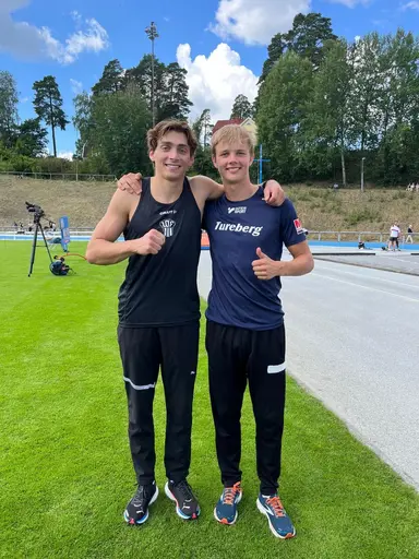 Till vänster: Emil Johansson på Bauhausgalan. Bild: Thomas Windestam, DECA. Till höger: Armand Duplantis, Upsala IF och Jacob Semb-Josefson, Turebergs FK