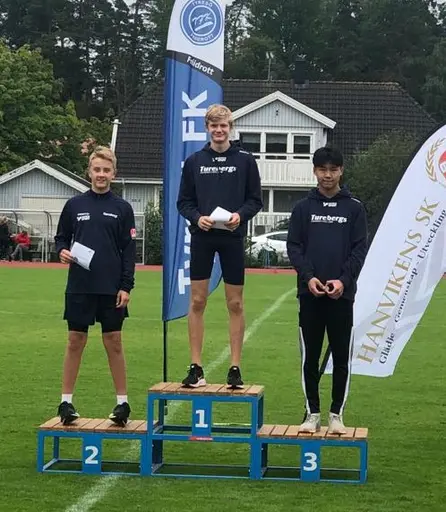 Ovan vä: Elise Wiklund i stav. Ovan mitt: Glatt 12-gäng. Ovan hö: Tudor Tocca samlar medaljer. Nedan vä: P13 tapetserar pallen i kula Nedan hö: Samuel Petersen & Love Ahlepil dominerar på medeldistans
