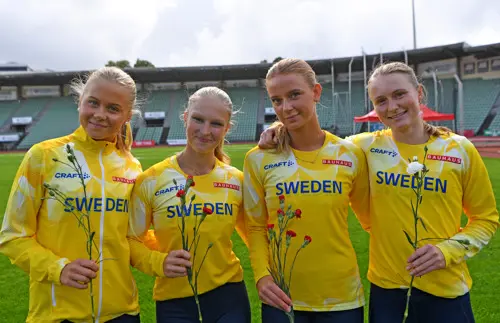 Lina Ånstad (längst till vänster) och Emma Carlsson (tvåa från vänster) deltog båda i det segrande svenska stafettlaget på 4x100 m. Bild: Friidrottsförbundet.