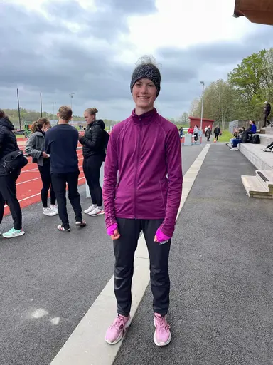 Uppifrån/vänster: 1. Regnmys. 2. Agnes Olsson 3. Hanna Hermansson 4. Julia Meijer 5. Stafettlag 4x100 6. Freja Ahlepil 7. Laget.  Bilder: Anna Pott. 