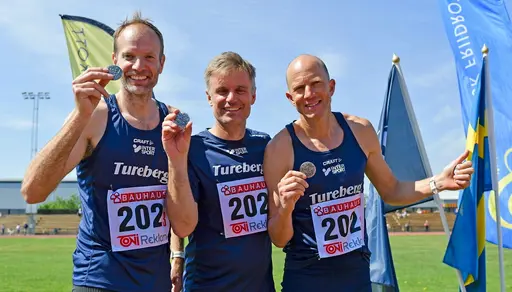 Uppifrån vänster: P17-laget 3x800, F15-tjejerna på 3x800, Bronslaget på 4x400, M22 3x800, Segrarlaget i F19 4x100 och M25-laget på 3x800. Foton: Deca 