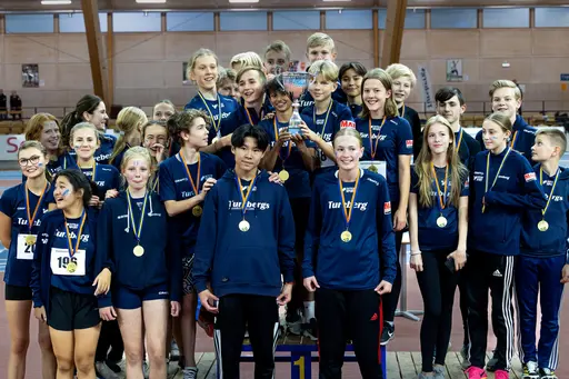 T v: Glada 12-åringar. T h: 13-åringarnas segrarlag