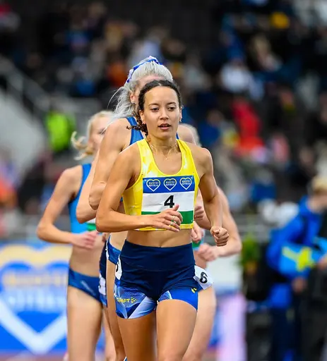 Biaca & Yolanda på tidigare tävlingar där de representerat Sverige. Bilder från Deca Text & Bild