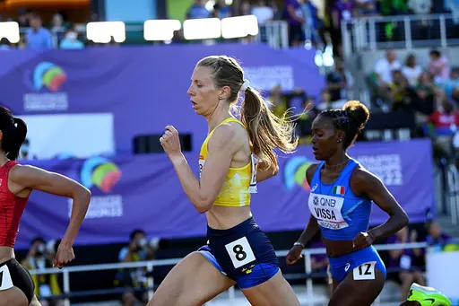 Till vänster: Andreas Almgren på EM i München 2022. Till höger: Hanna Hermansson på VM i Eugene 2022. Foto: Deca