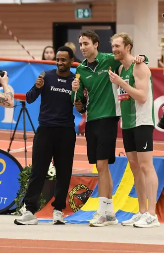 Emil och Habtom från gårdagens kval, Moa och Moas kamp om guldet i dagens final samt Habtom på prispallen.