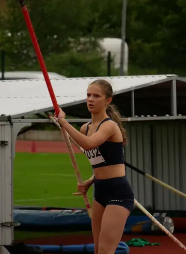 Ovan vä: Elise Wiklund i stav. Ovan mitt: Glatt 12-gäng. Ovan hö: Tudor Tocca samlar medaljer. Nedan vä: P13 tapetserar pallen i kula Nedan hö: Samuel Petersen & Love Ahlepil dominerar på medeldistans
