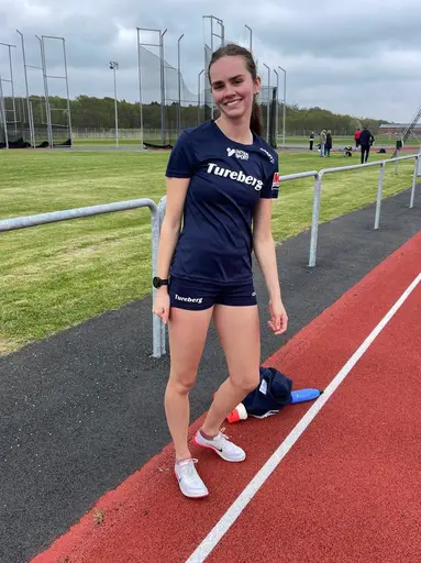 Uppifrån/vänster: 1. Regnmys. 2. Agnes Olsson 3. Hanna Hermansson 4. Julia Meijer 5. Stafettlag 4x100 6. Freja Ahlepil 7. Laget.  Bilder: Anna Pott. 