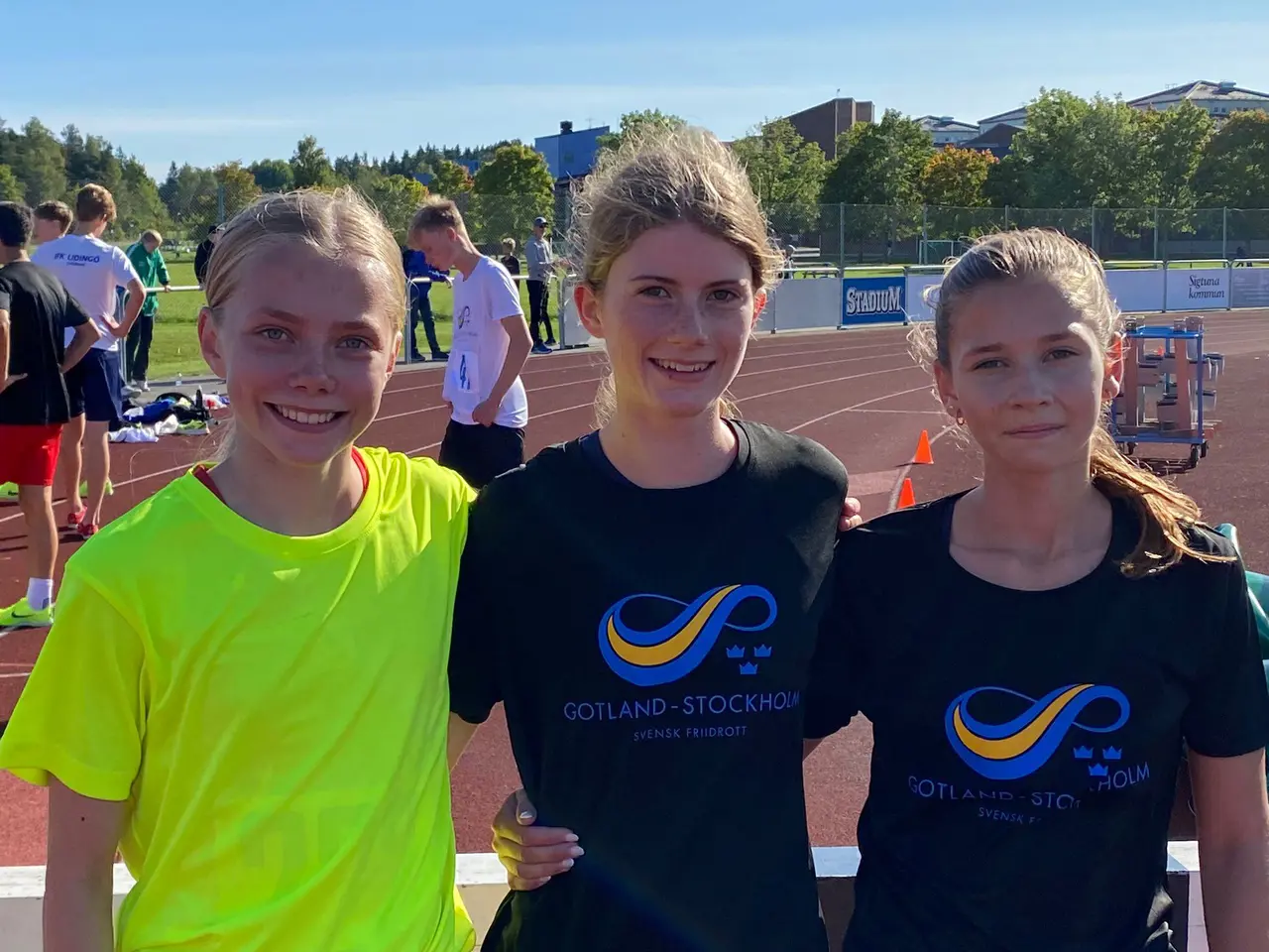 Moa, Freja A och Freja K. De tre snabbaste på 1500m hinder i F14